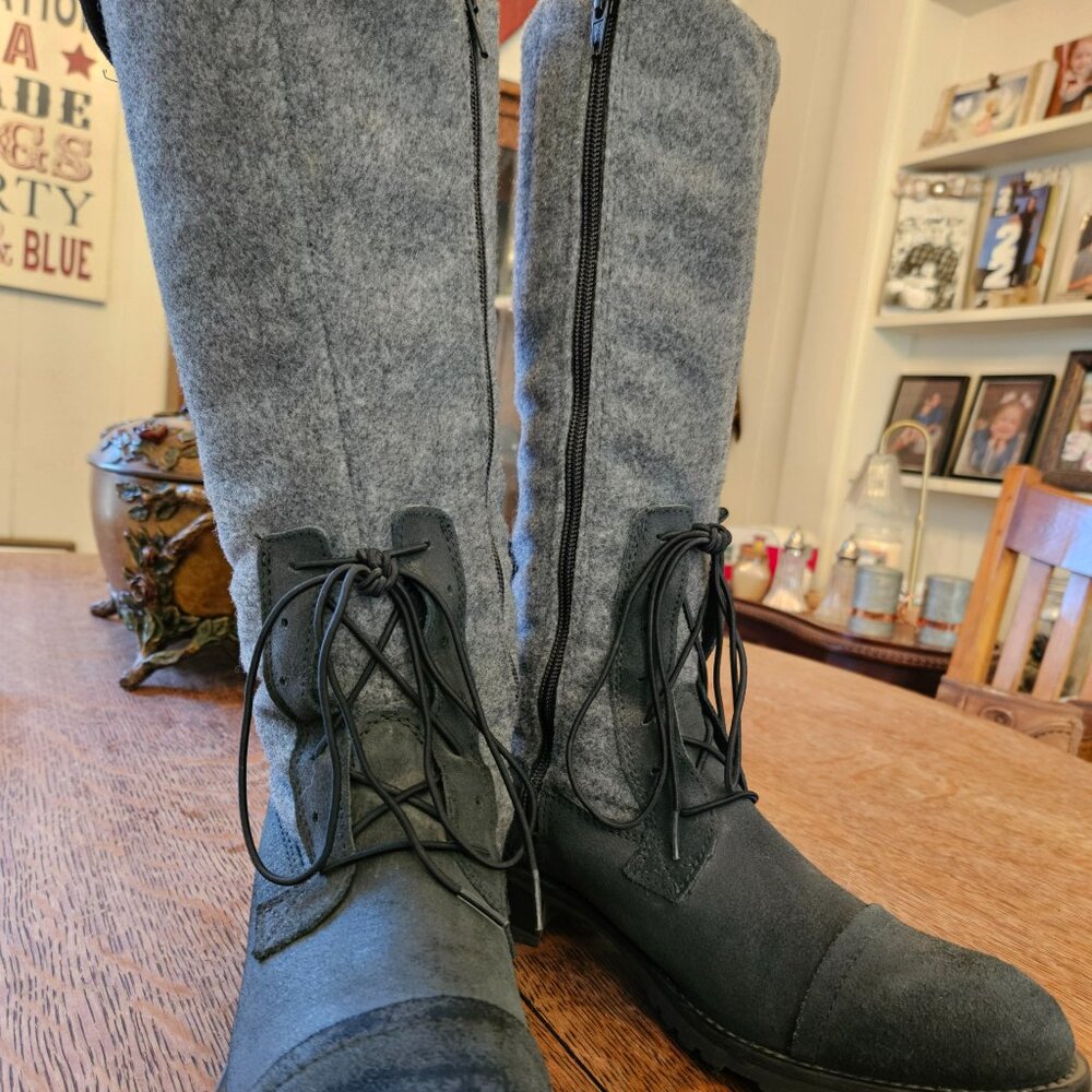 Women's tall Martin boots size 9 Leather and wool.